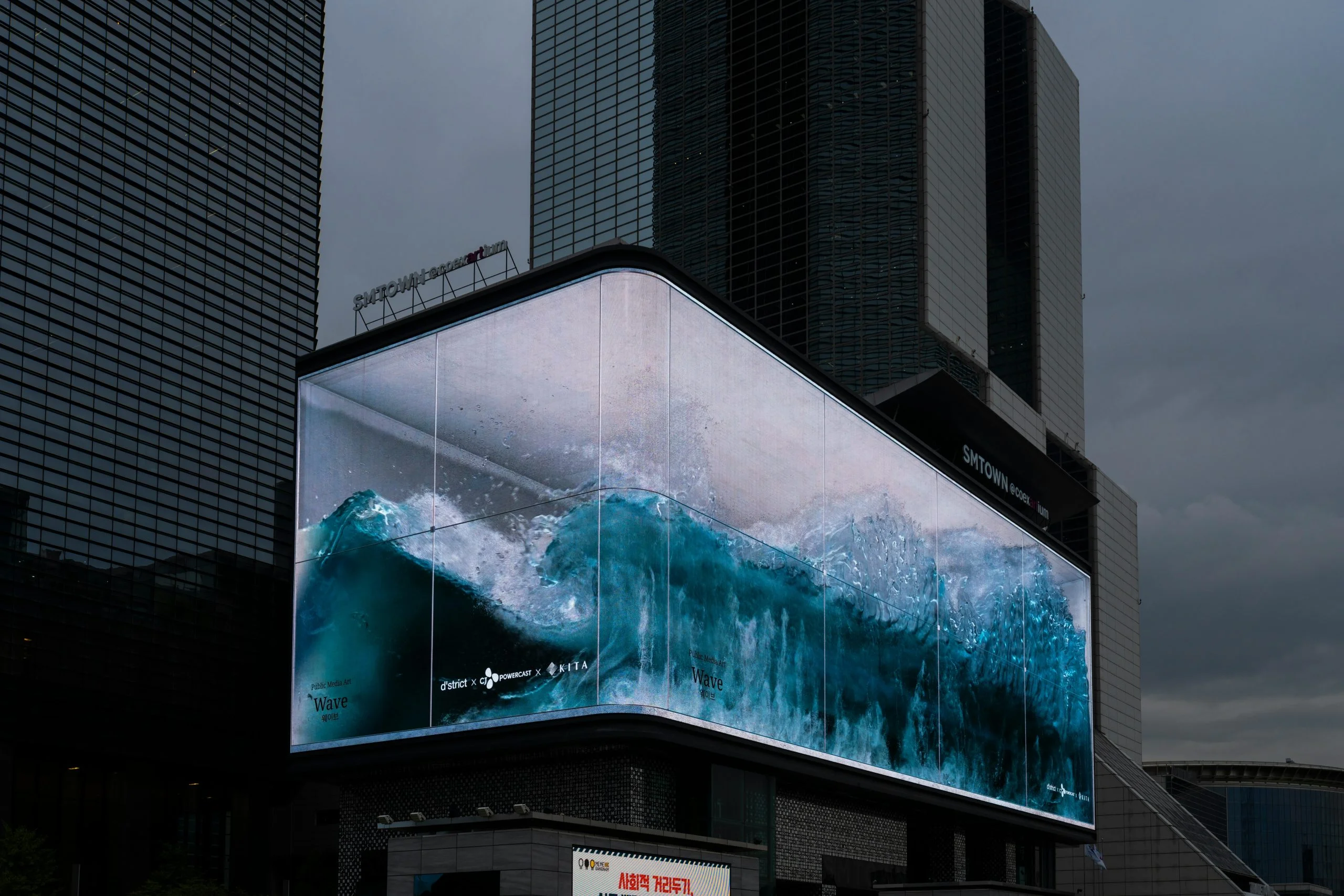 مهندسی روان در تبلیغات محیطی: چگونه یک بیلبورد در مشهد، ذهن عابر را تسخیر می‌کند؟